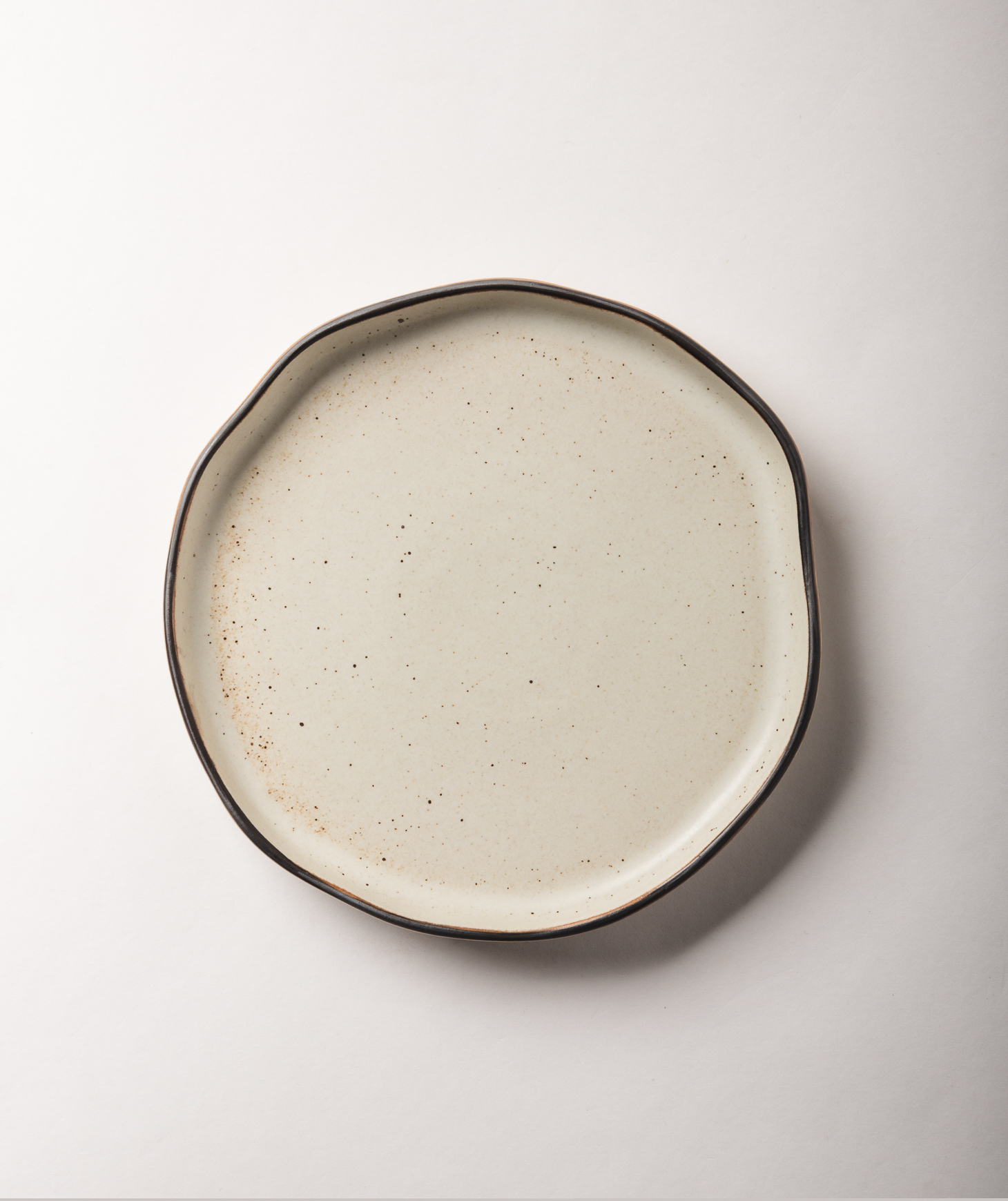 Speckled Off-White Round Irregular Plate - HOGAR HOME